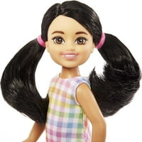 Кукла Барби Челси, мала кукла со црна коса во пигтили и кафеави очи облечени во отстранлив фустан